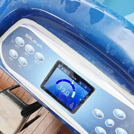 In The Forest Of Amsterdam With Pool 펠선자위트